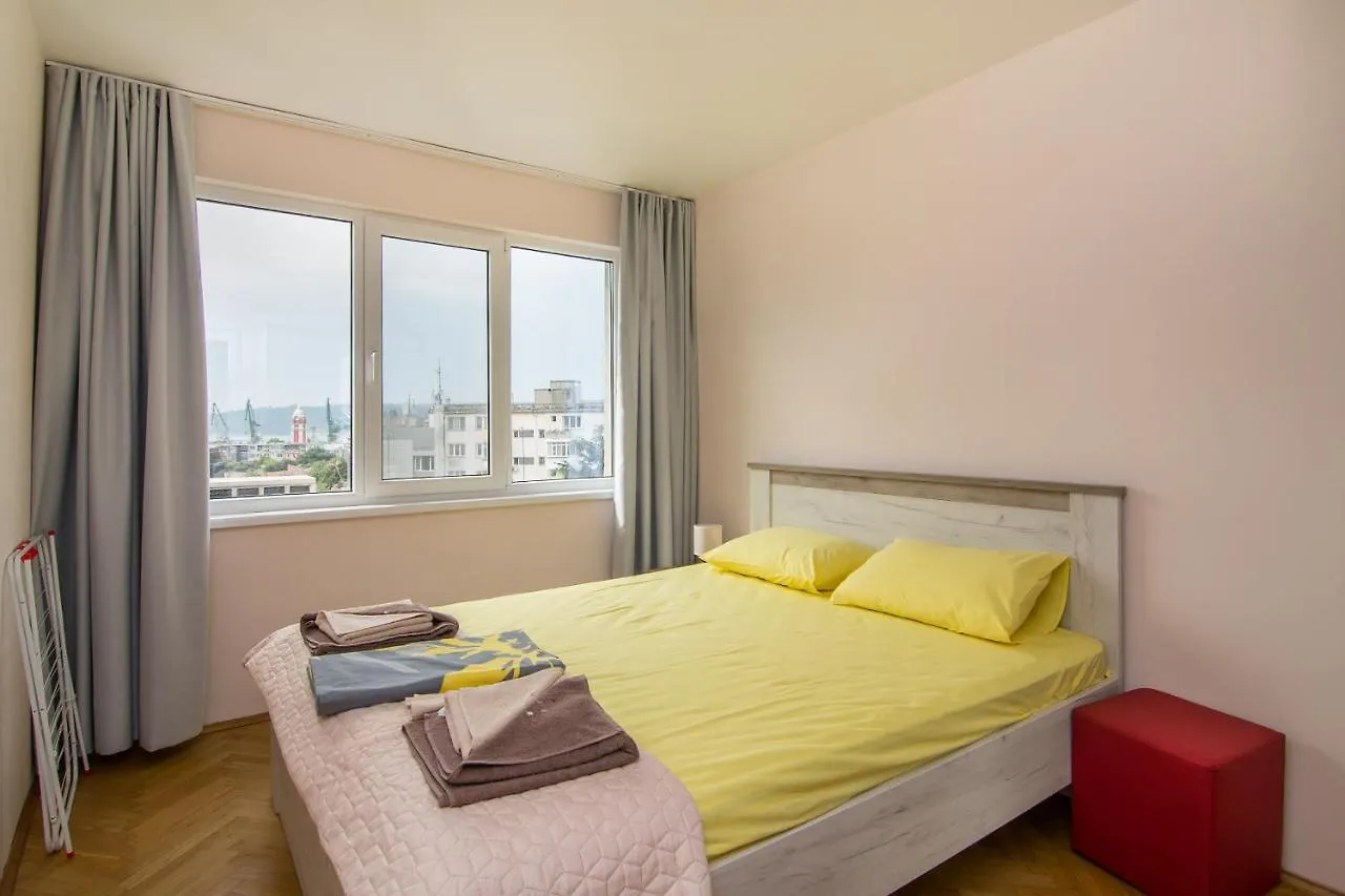 Central Train Station Flat With Port View Varna
