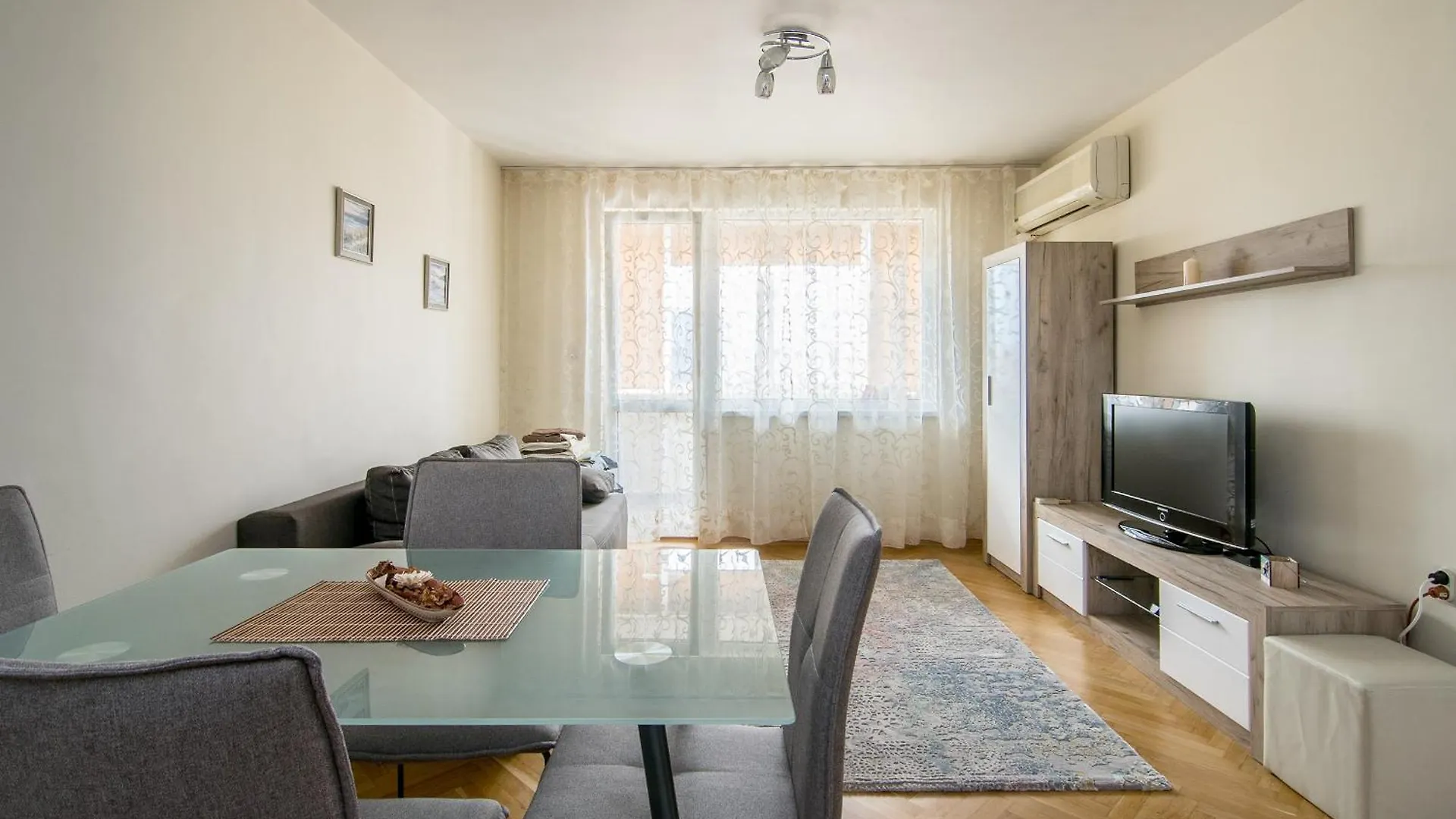 Central Train Station Flat With Port View Varna Apartmán
