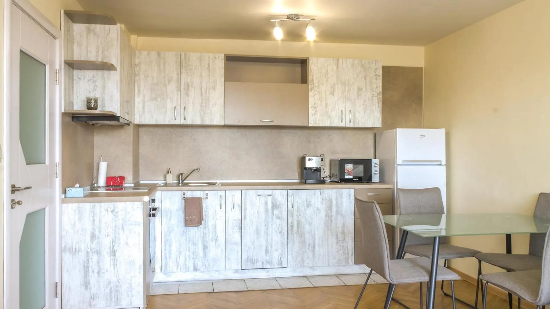 Central Train Station Flat With Port View Varna 0*,